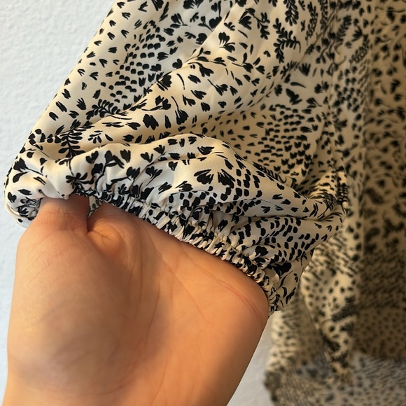 Zac & Rachel vneck blouse size small - Picture 2 of 6